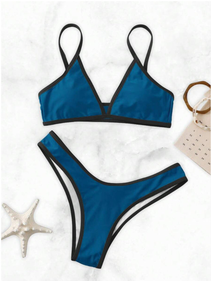 Moderner Damen-Bikini mit Dreiecks-Oberteilen und Kontrastdetails