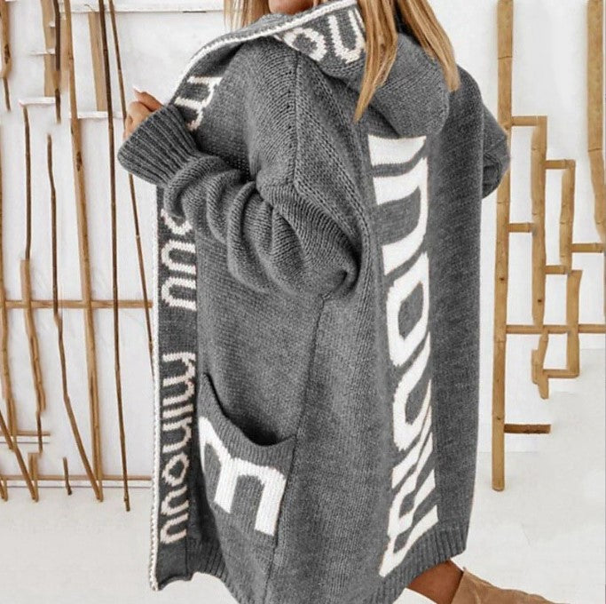 Damen Strickjacke mit logodruck und tiefen Taschen ModeGeist