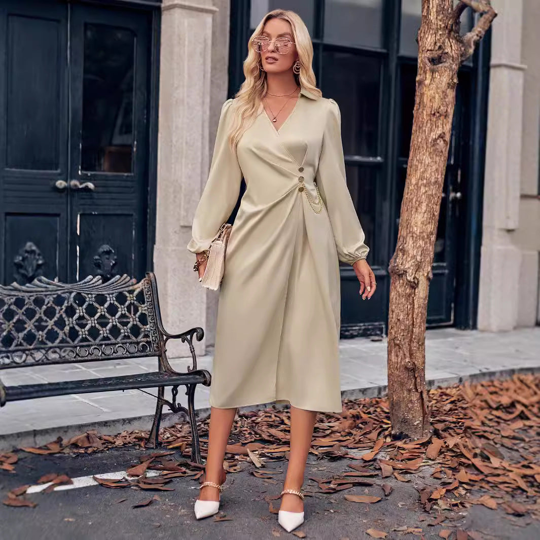 Elegantes Wickelkleid für Damen mit fließendem Stoff und auffälligen Puffärmeln von MODEGEIST