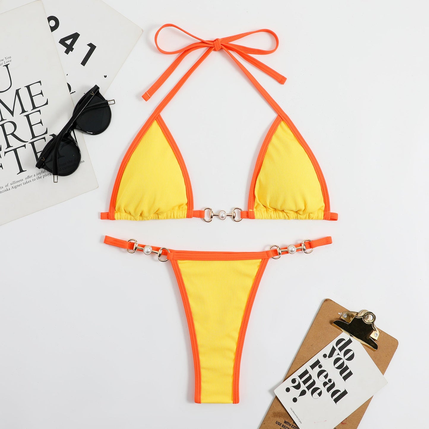 Bikini-Set mit Rippstruktur, Dreiecks-Oberteilen, verstellbaren Trägern und modischen Details von MODEGEIST