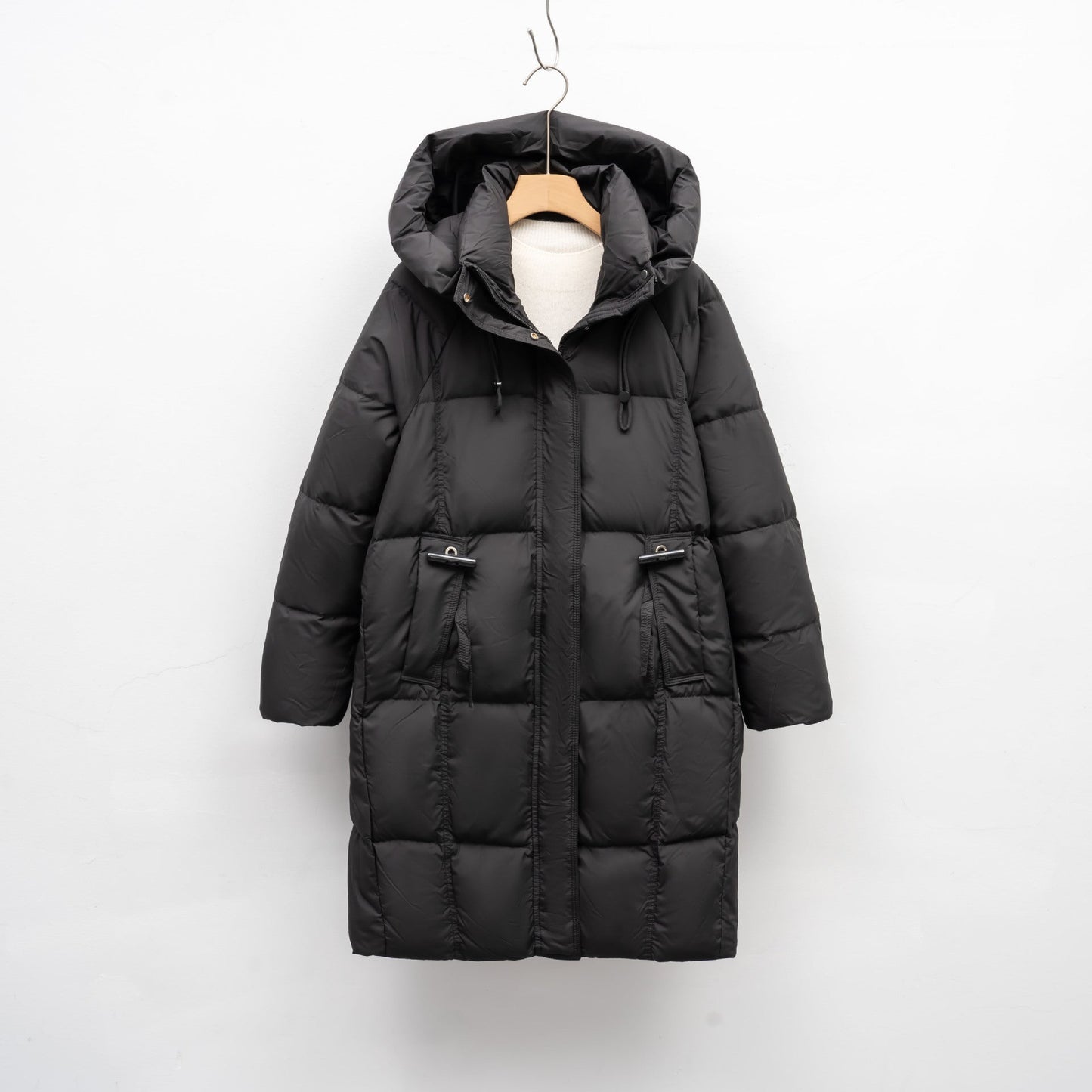 Damen isolierte Winterjacke mit großem Kapuzenkragen und funktionalen Taschen ModeGeist
