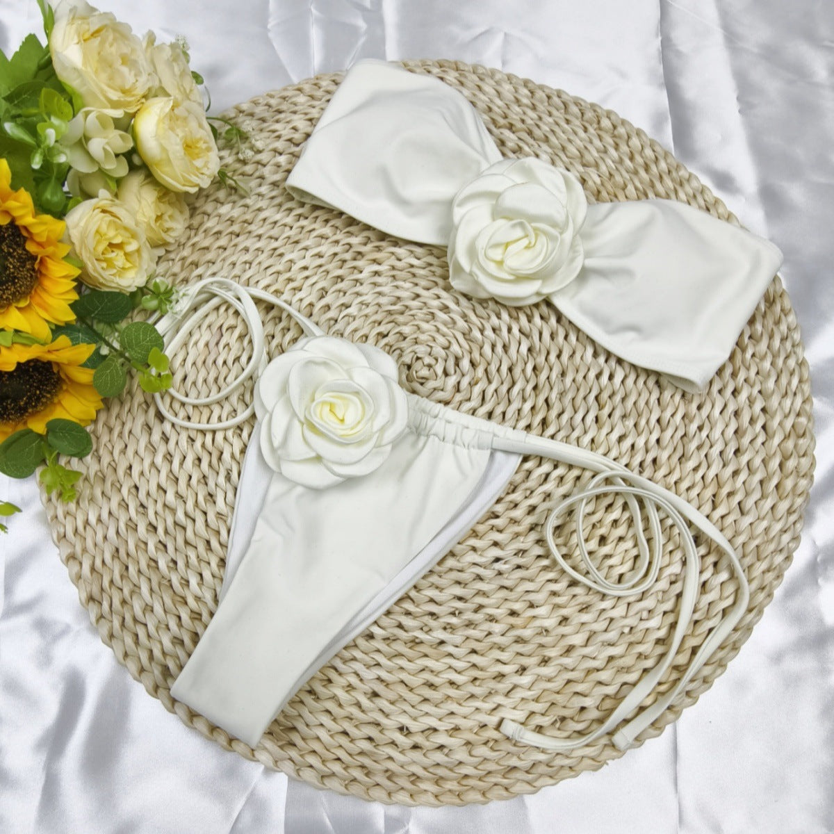 Bikini Set für Damen mit Blumenmuster und verspielten Details von MODEGEIST