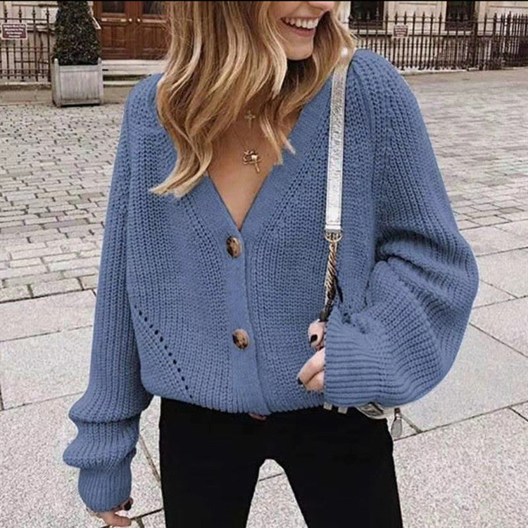 Damen hüftlanger Cardigan mit tiefem V-Ausschnitt und dekorativen Knöpfen ModeGeist