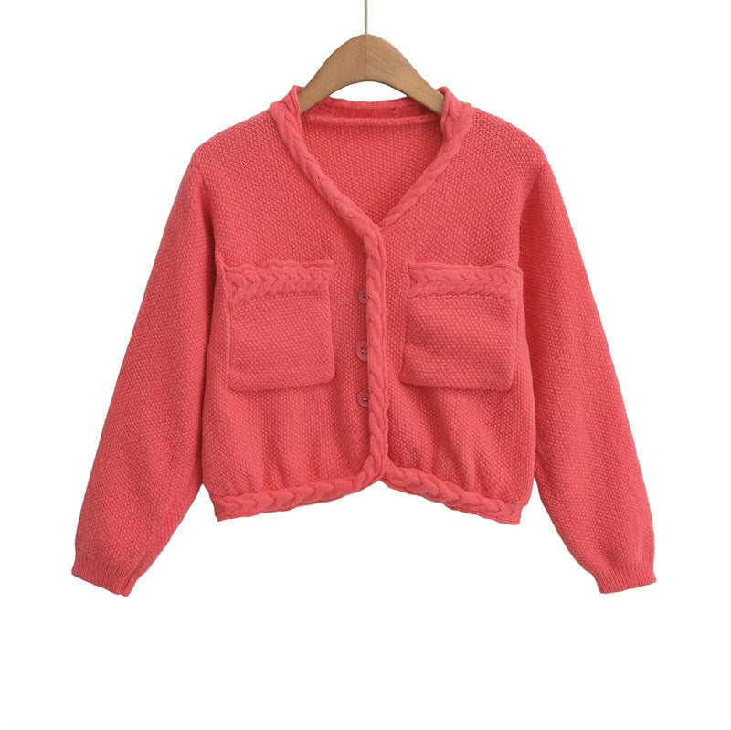 Damen Kurzstrickjacke mit geflochtenen Details und praktischen Taschen ModeGeist