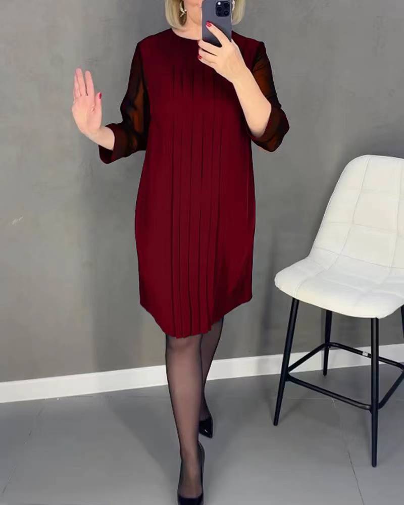 Modernes, elegantes Damen-Plisseekleid mit transparenten Ärmeln