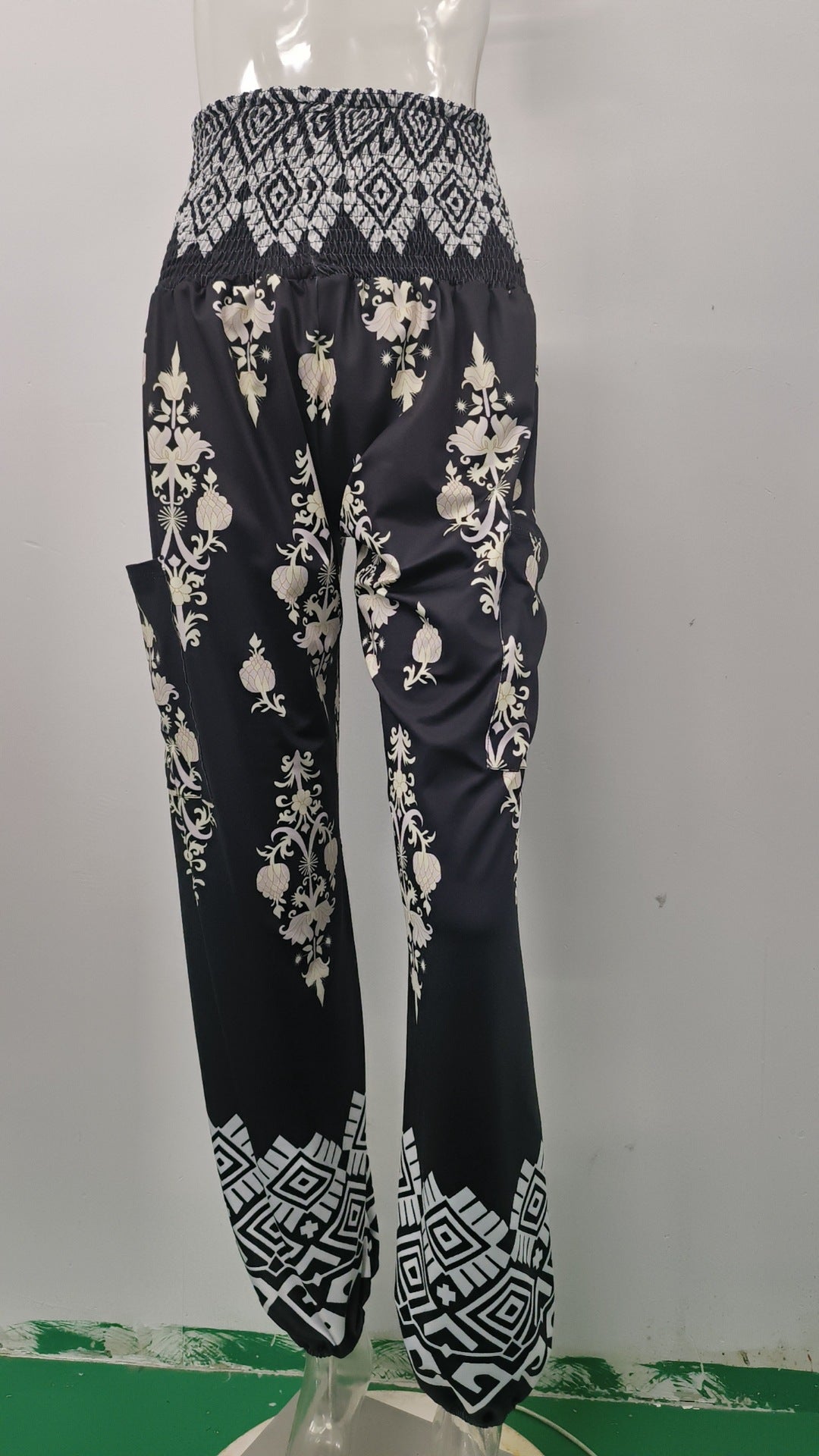 Elegante, bequeme Damen-Strandhose mit elastischem Bund und Paisley-Muster von MODEGEIST