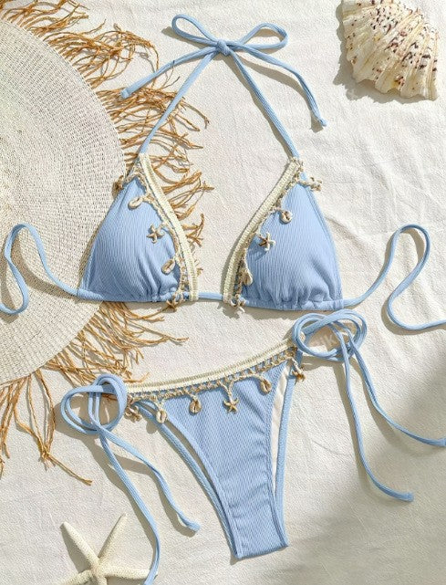 Eleganter Damen-Bikini mit Dreieck-Oberteil, Schnürungen und hübschen Details