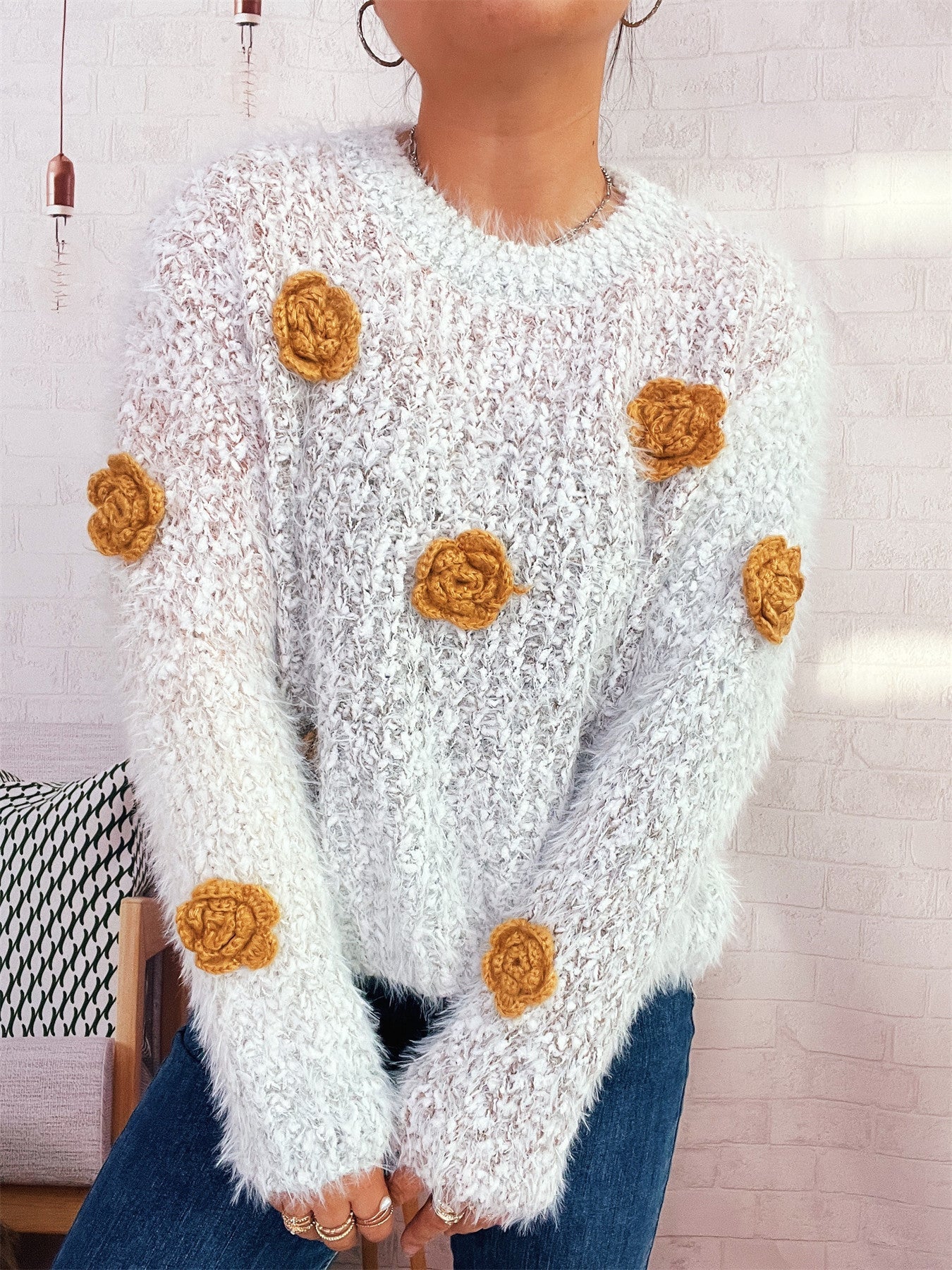 Damen gemütlicher, fluffiger Pullover mit verspielten Blumenapplikationen ModeGeist