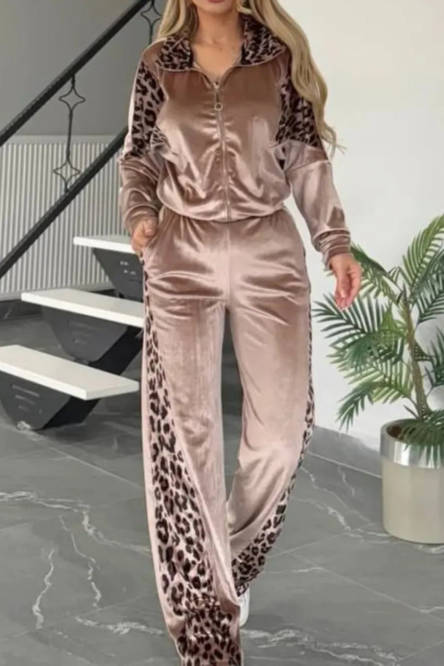 Damen Sportlicher Lounge-Anzug mit elegantem Leoprint ModeGeist