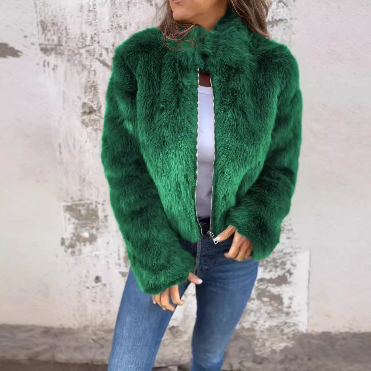 Modische Damenjacke aus Kunstfell mit hohem Kragen und Reißverschluss