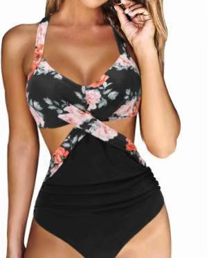 Figurformender Badeanzug für Damen mit Crossover-Design und Volants von MODEGEIST