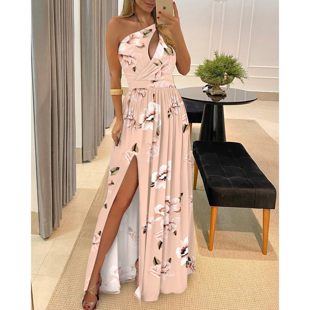 Elegantes Maxikleid für Damen mit asymmetrischem Ausschnitt und raffiniertem Schlitz von MODEGEIST