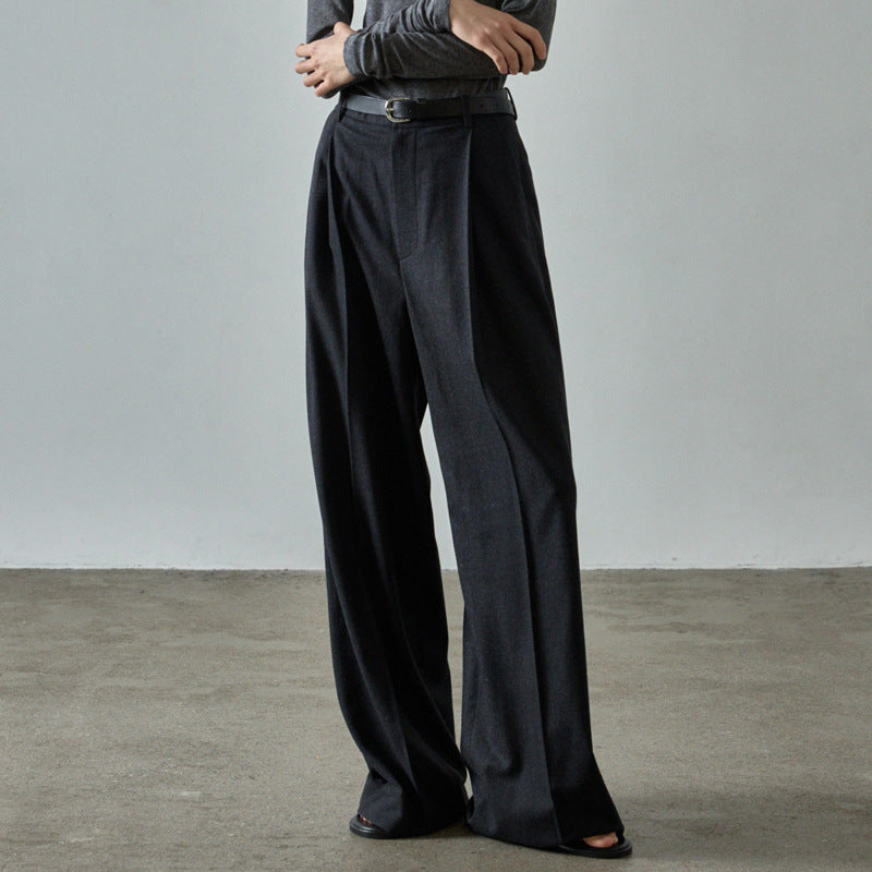Modegeistige Damenhose: elegant, hoch tailliert, weit geschnitten mit Bundfalten