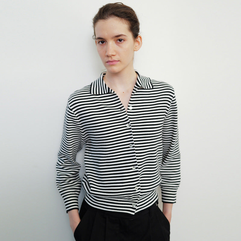 Eleganter Damen-Strickcardigan mit Streifen, Knöpfen und klassischem Kragen von MODEGEIST