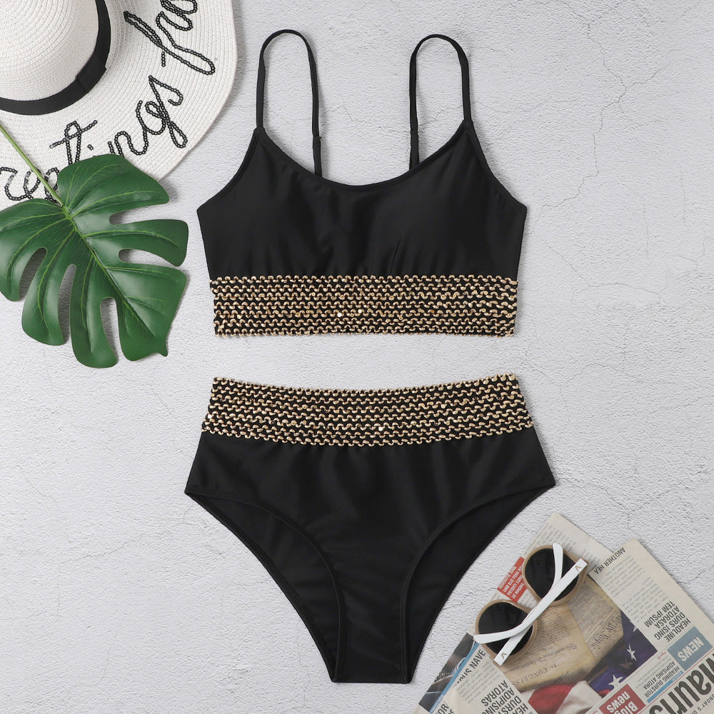 Bikini mit goldenem Detail und hohem Bund, modern designt
