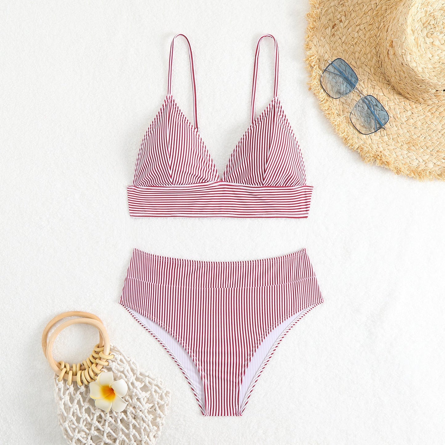 Moderner Damen-Bikini mit hohem Bund und schmalen Trägern