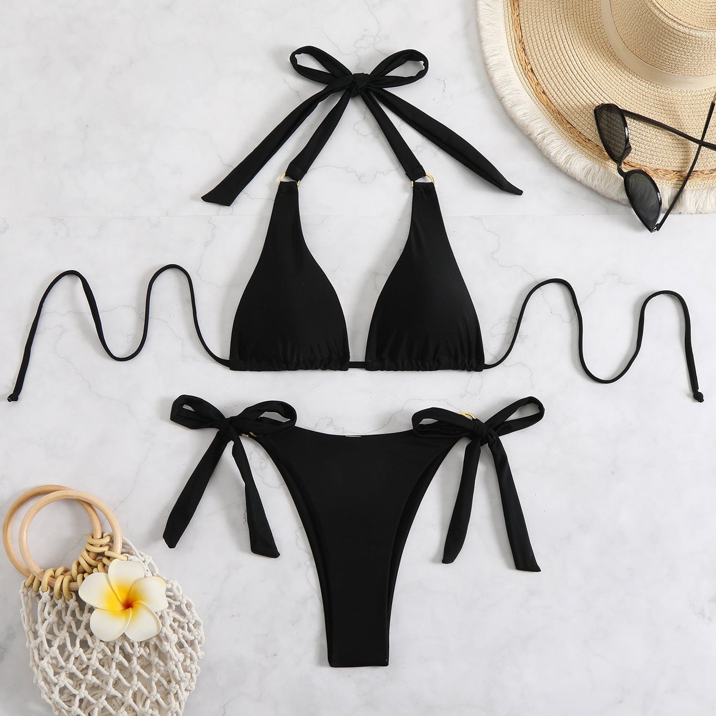 Bikini-Set mit Dreieck-Oberteilen, Bindebändern und elastischem Material von MODEGEIST