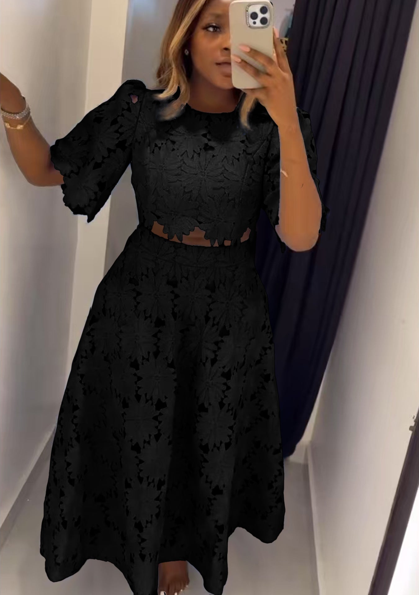 Elegantes Maxikleid für Damen mit kunstvollen Blumenstickereien und offenen Ärmeln von MODEGEIST