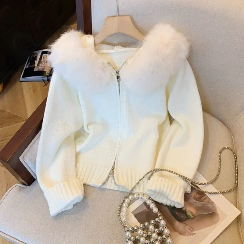 Damen Strickjacke mit abnehmbarer Kunstfellkapuze und enganliegendem Schnitt ModeGeist