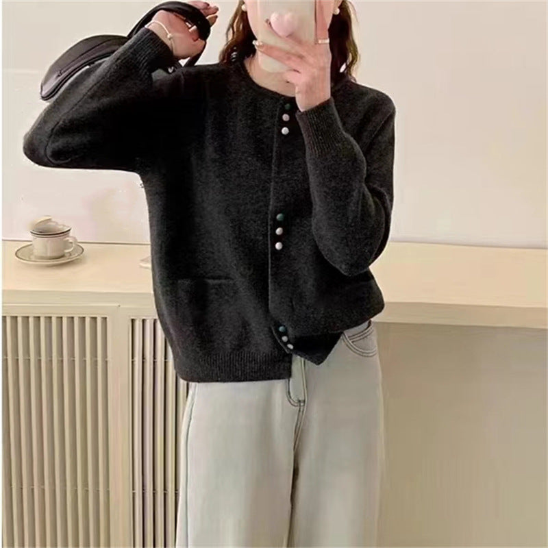 Damen gemütliche Strickjacke mit bunten Knöpfen und praktischen Taschen ModeGeist