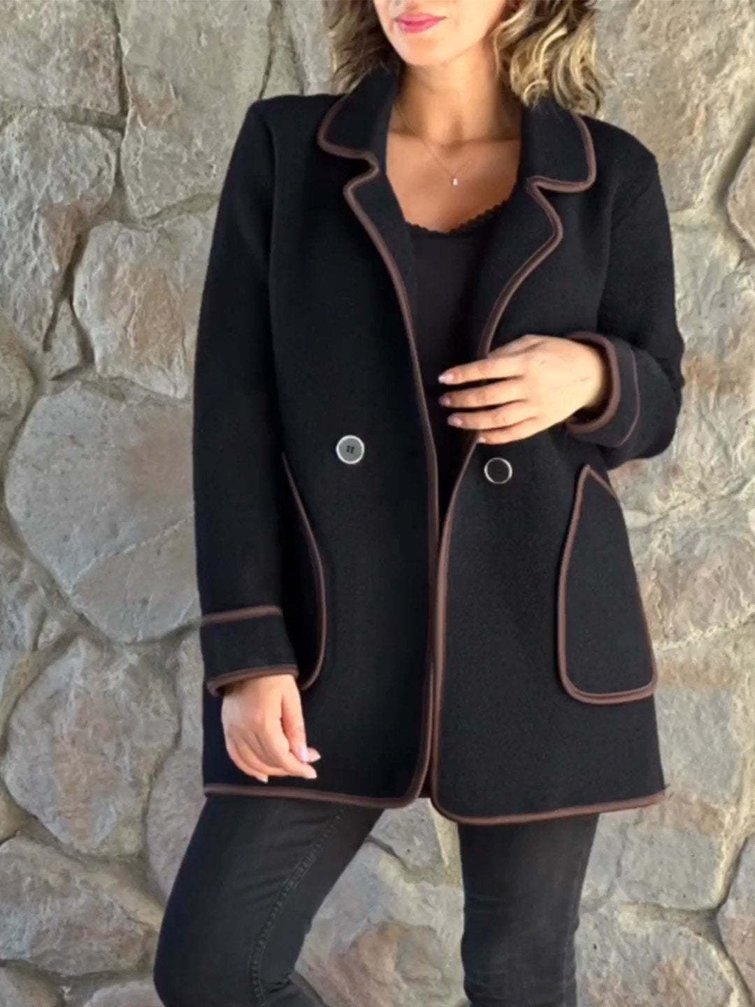 Modischer Damen-Blazer mit klassischen Details, Kontrastnähten und Taschen