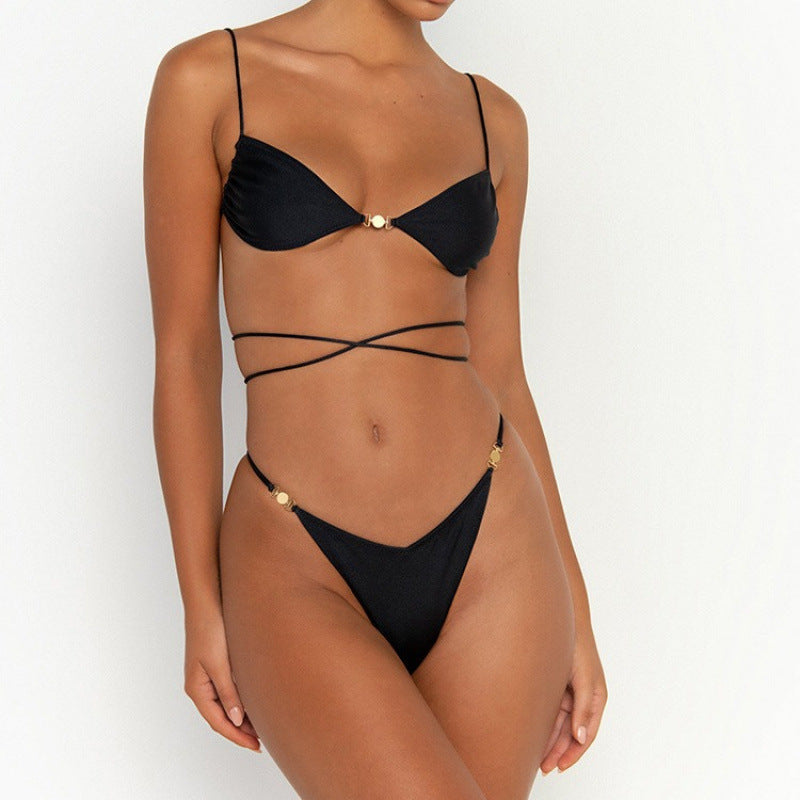 Modebewusster Damen Bikini mit Cut-Outs und goldenen Details