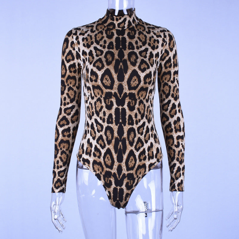 Figurbetontes Damen-Body mit hohem Kragen im Leopardenmuster von MODEGEIST