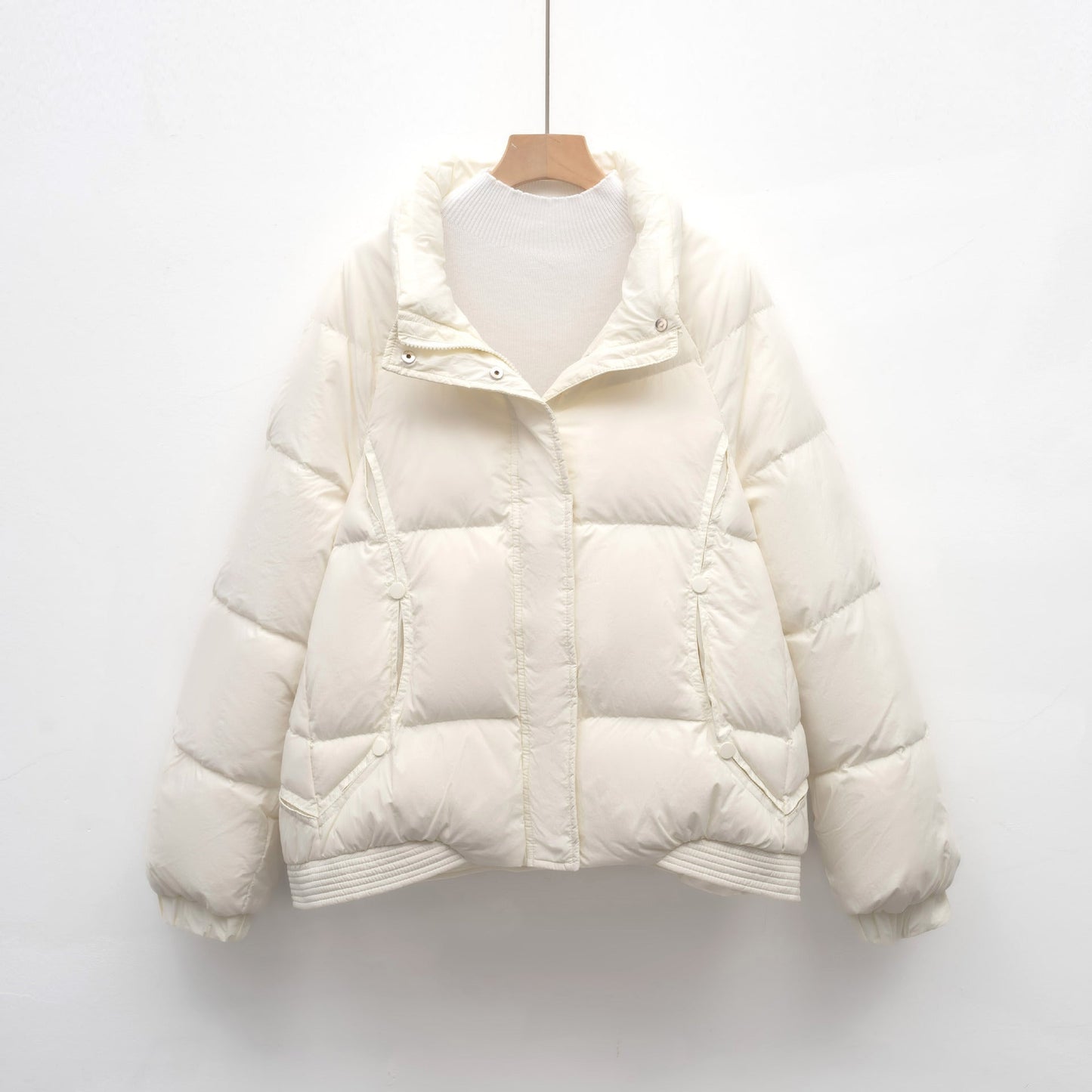 Damen Voluminöse Steppjacke mit modernem Kragen und praktischen Taschen ModeGeist