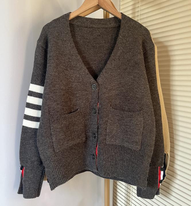 Damen Strickjacke mit hohen Taschen und grafischen Akzenten ModeGeist