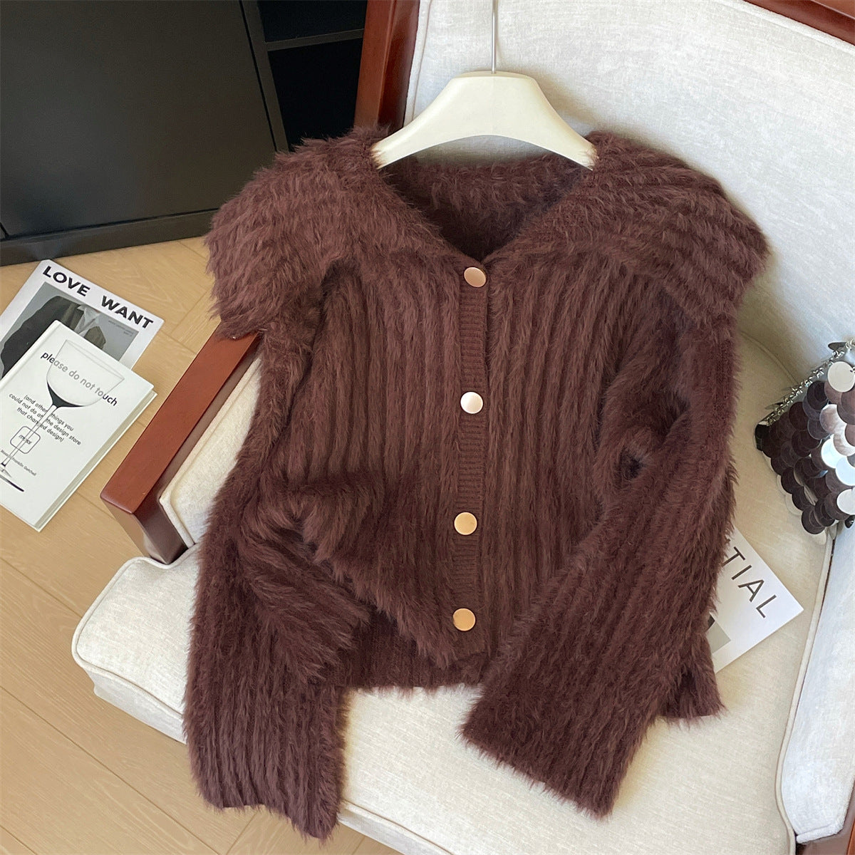 Damen Flauschige Strickjacke mit breitem Kragen und Knopfleiste ModeGeist