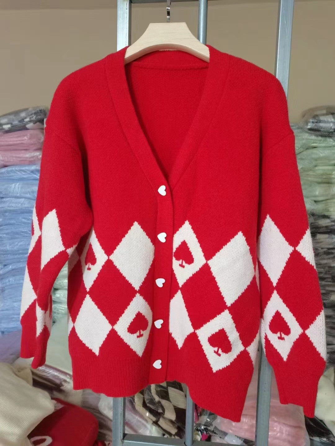 Damen Strickjacke mit Herzknöpfen und Rautenmuster ModeGeist
