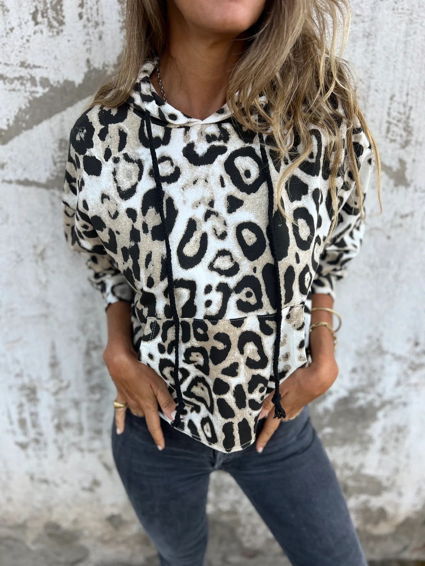 Damen Kapuzenpullover mit lässigem Leopardenmuster und praktischen Seitentaschen ModeGeist