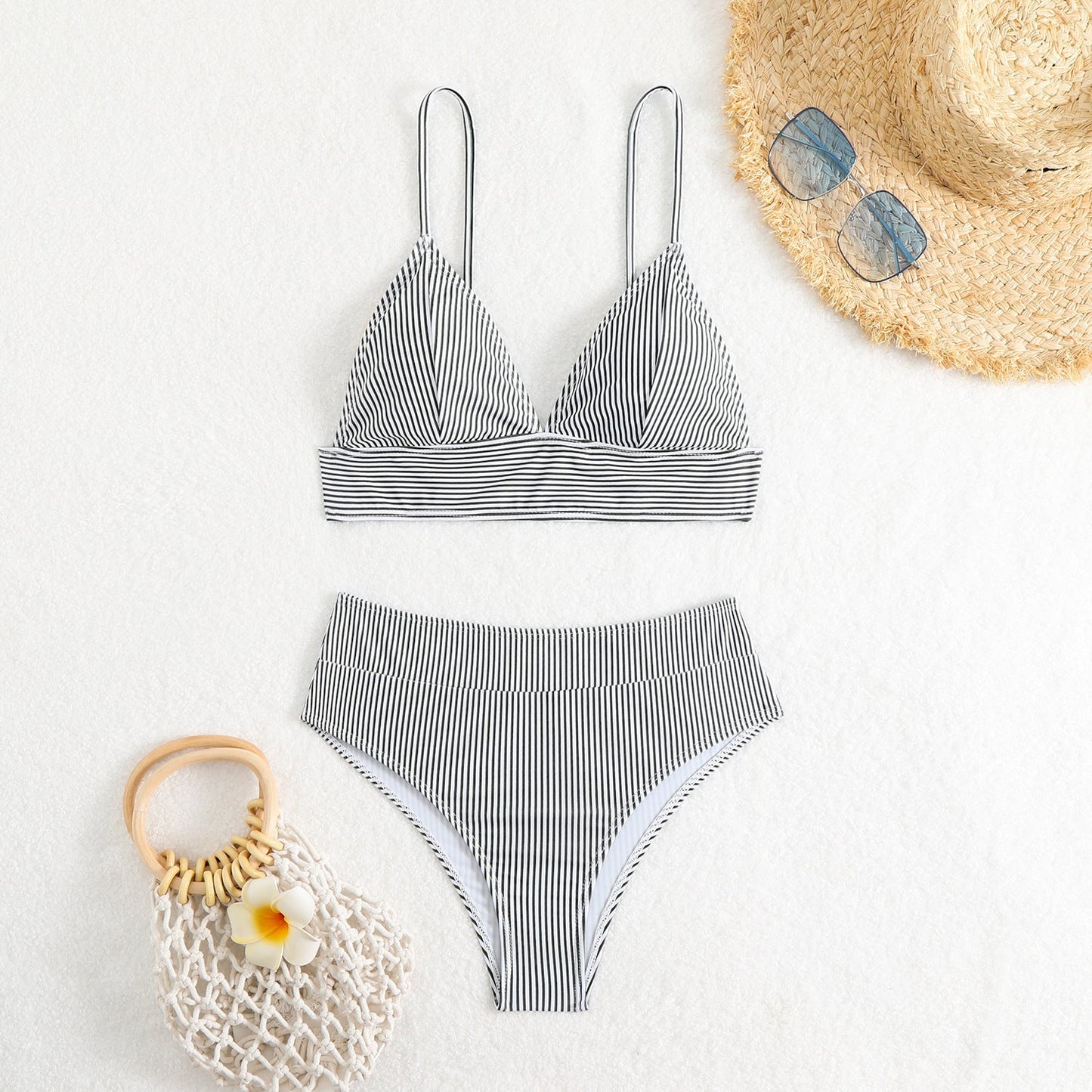 Moderner Damen-Bikini mit hohem Bund und schmalen Trägern