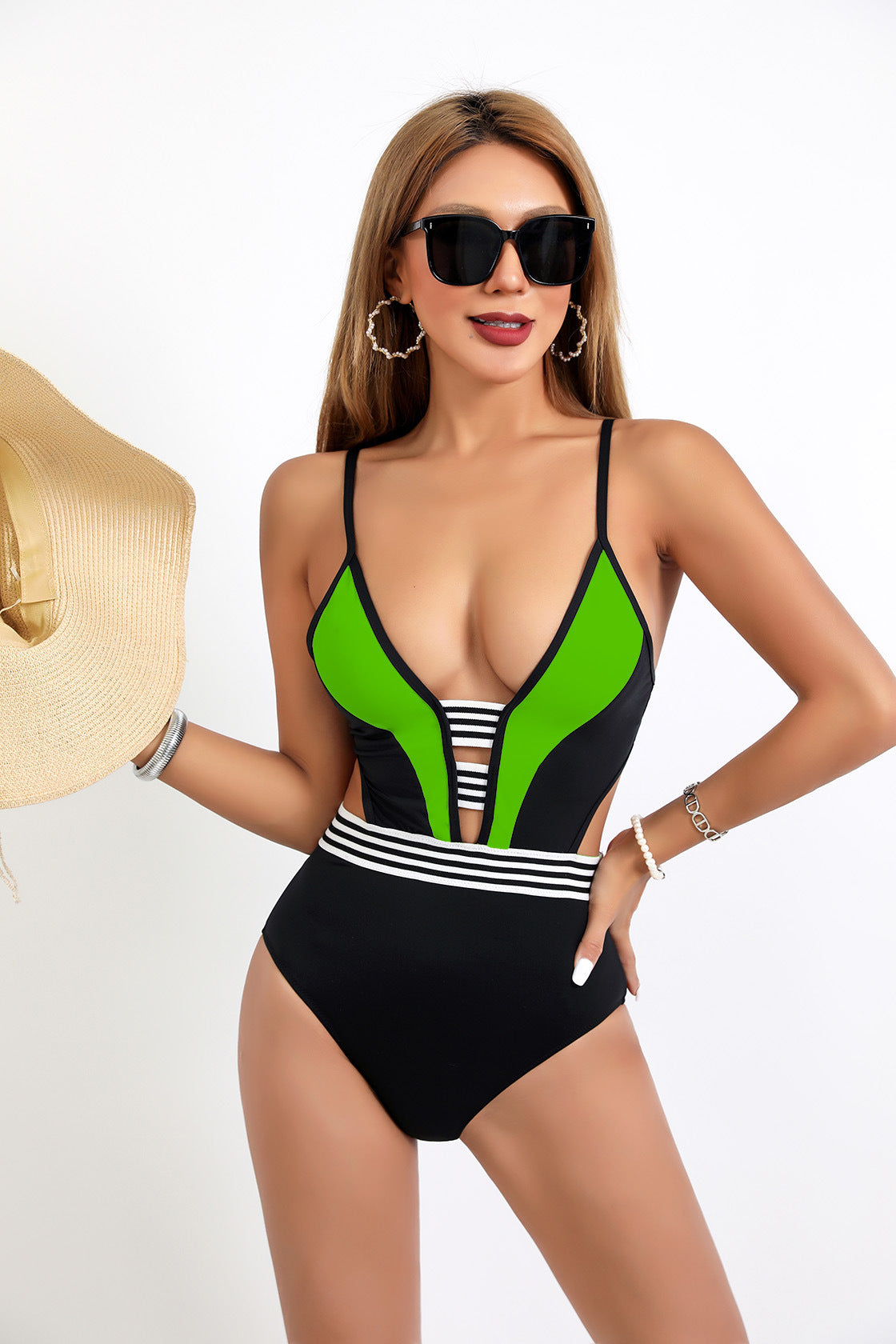 Modischer Damen-Badeanzug mit tiefem V-Ausschnitt und angesagten Cut-outs von MODEGEIST