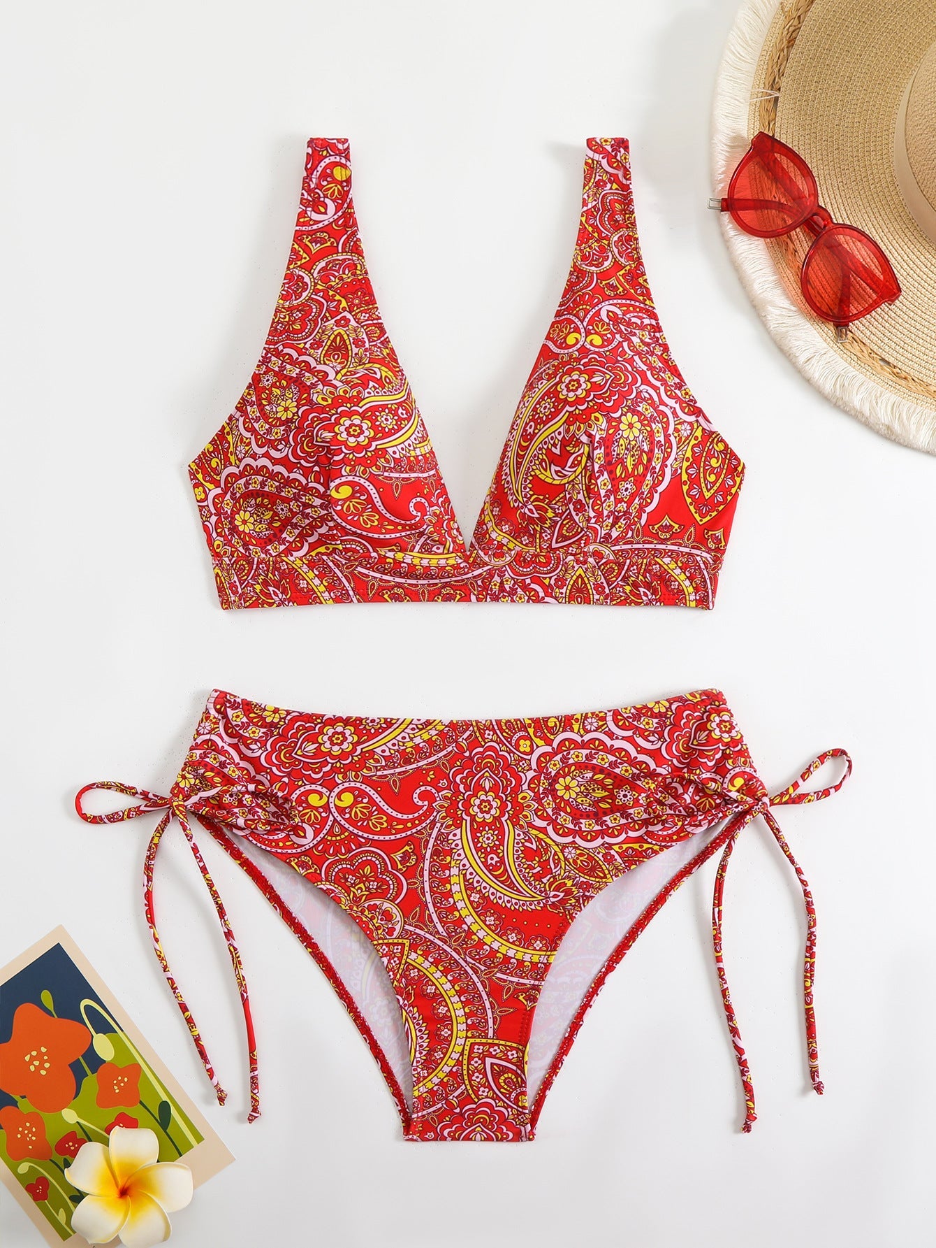 Moderner Damen-Bikini mit Paisleymuster und hohem Beinschnitt von MODEGEIST
