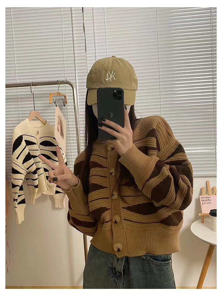 Damen Strickjacke mit einzigartigem Wellenmuster und goldenen Knöpfen ModeGeist