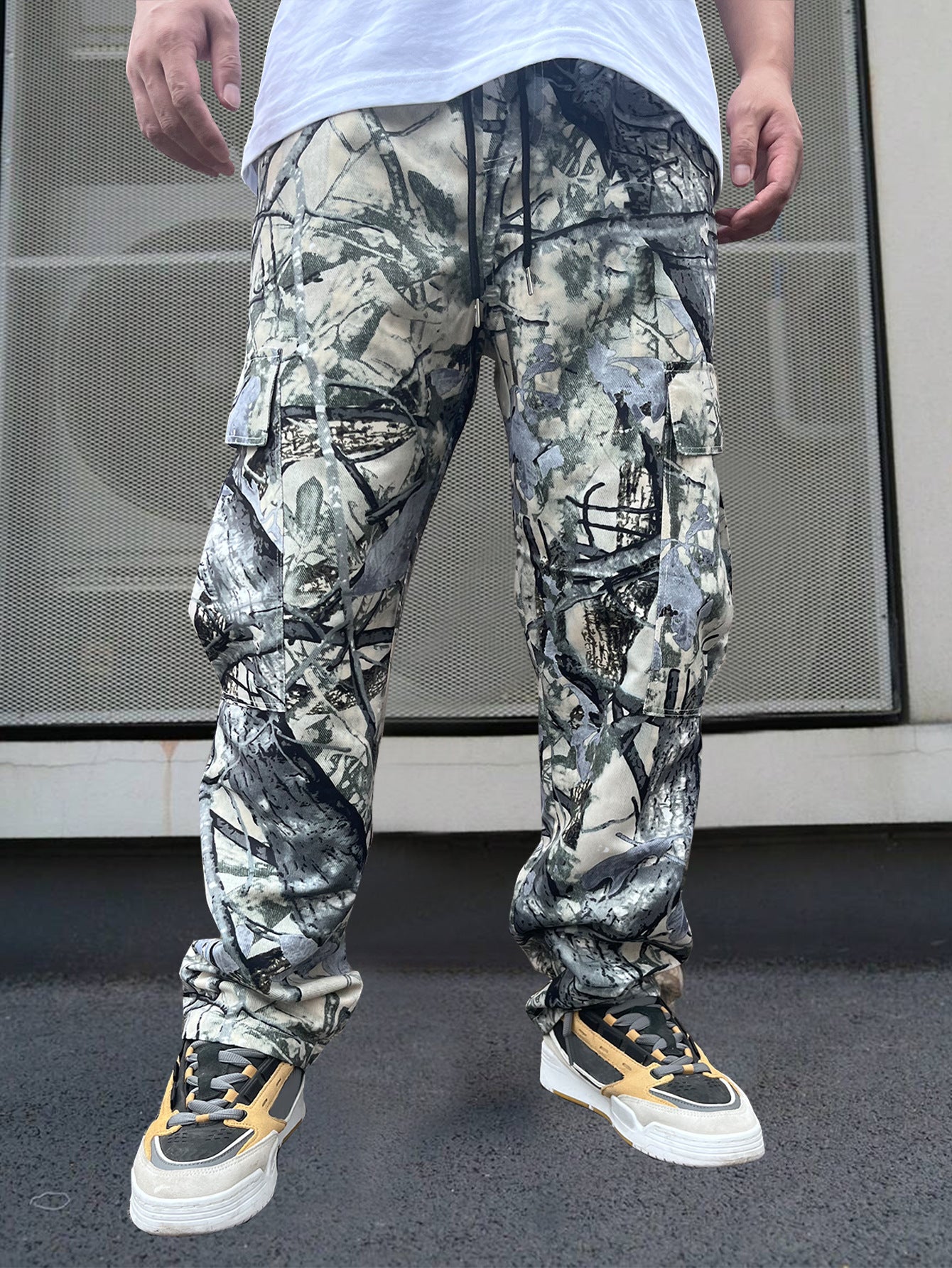 Herren Cargo-Hose im modernen Camouflage-Design mit elastischem Bund und mehreren Taschen ModeGeist