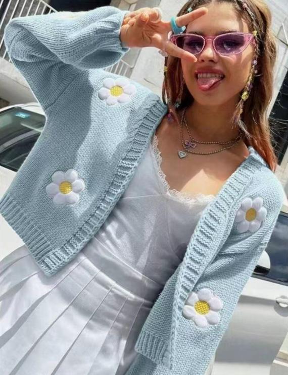 Damen Strickjacke mit floralen Applikationen ModeGeist
