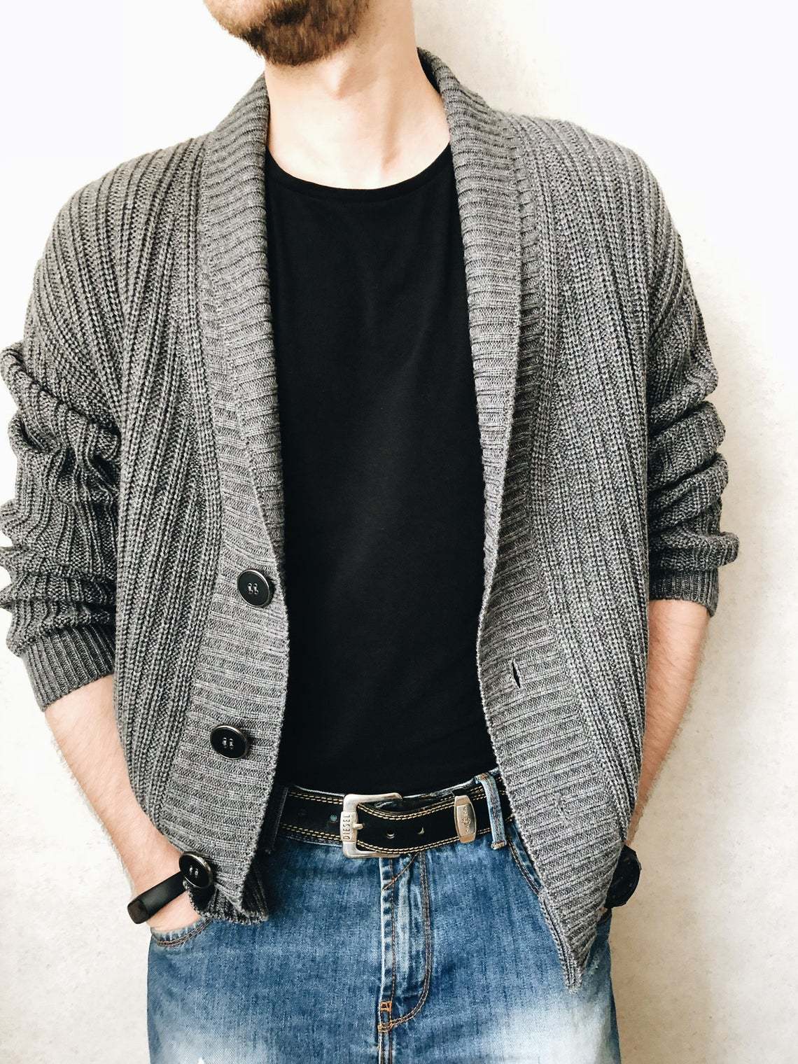 Herren Strickjacke mit tiefem Kragen ModeGeist