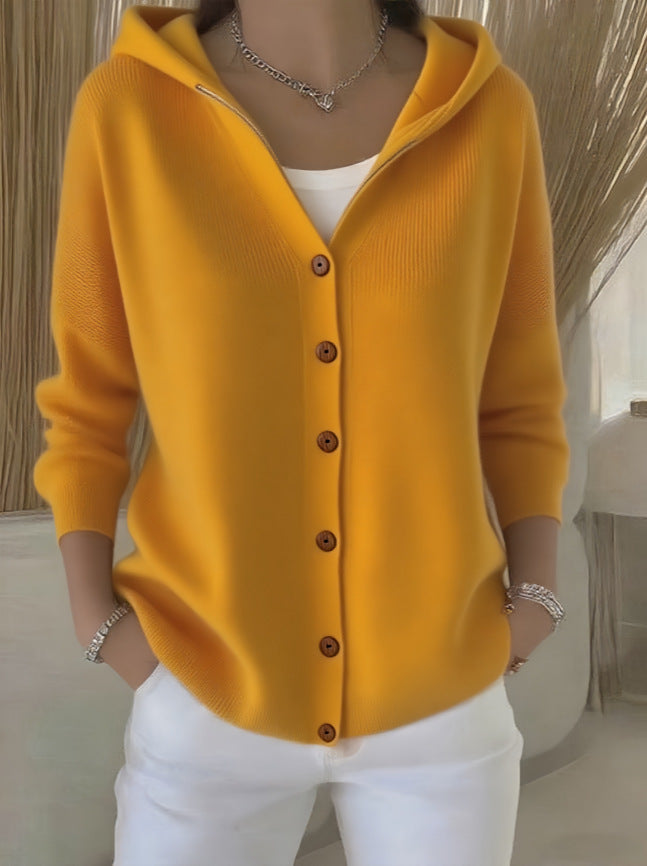 Damen Kapuzenstrickjacke mit praktischen Knopfdetails und lässigem Schnitt ModeGeist