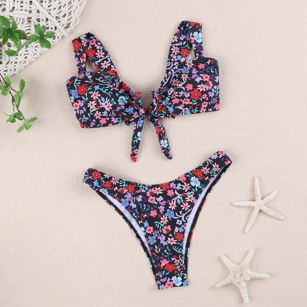 Modischer Damen-Bikini mit Blumenmuster und schönem Knoten
