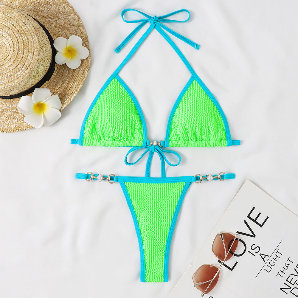 Moderner Damen-Bikini mit Dreieck-Oberteil, dekorativem Detail und hohem Schnitt