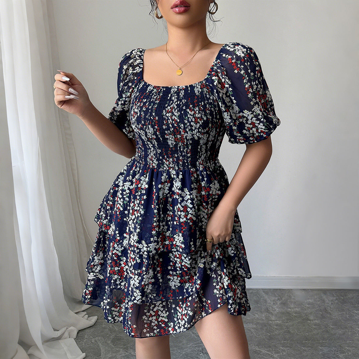 Blumenkleid mit Puffärmeln und weitem Schnitt von MODEGEIST