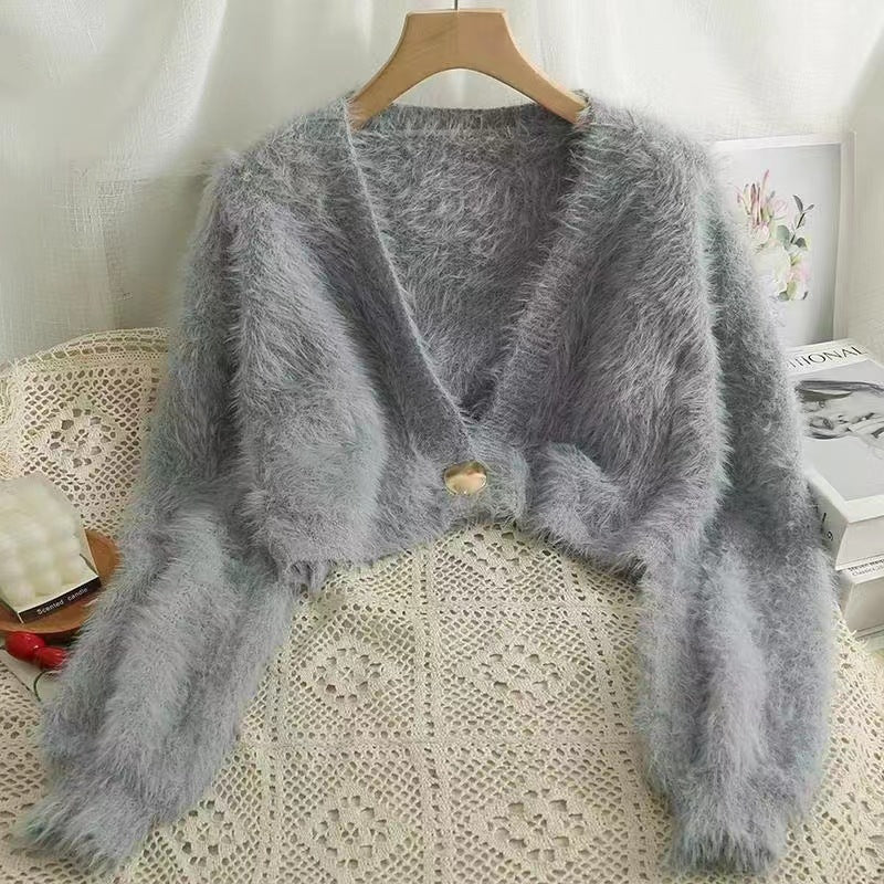 Damen Flauschige Kurzstrickjacke mit V-Ausschnitt und Knopfdetail ModeGeist