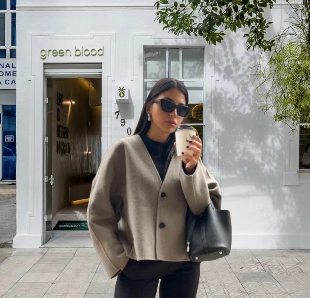 Damen kurze Strickjacke mit eleganten Knöpfen und weitem Schnitt ModeGeist
