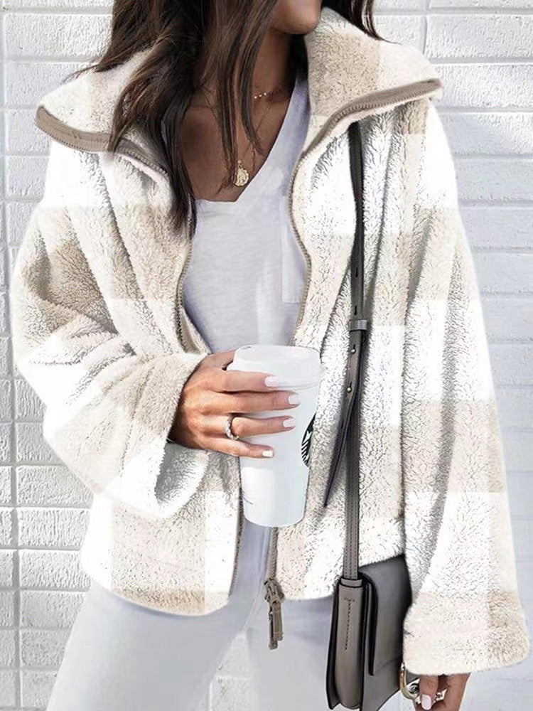 Damen kuschelige Fleecejacke mit Karomuster und hohem Kragen ModeGeist