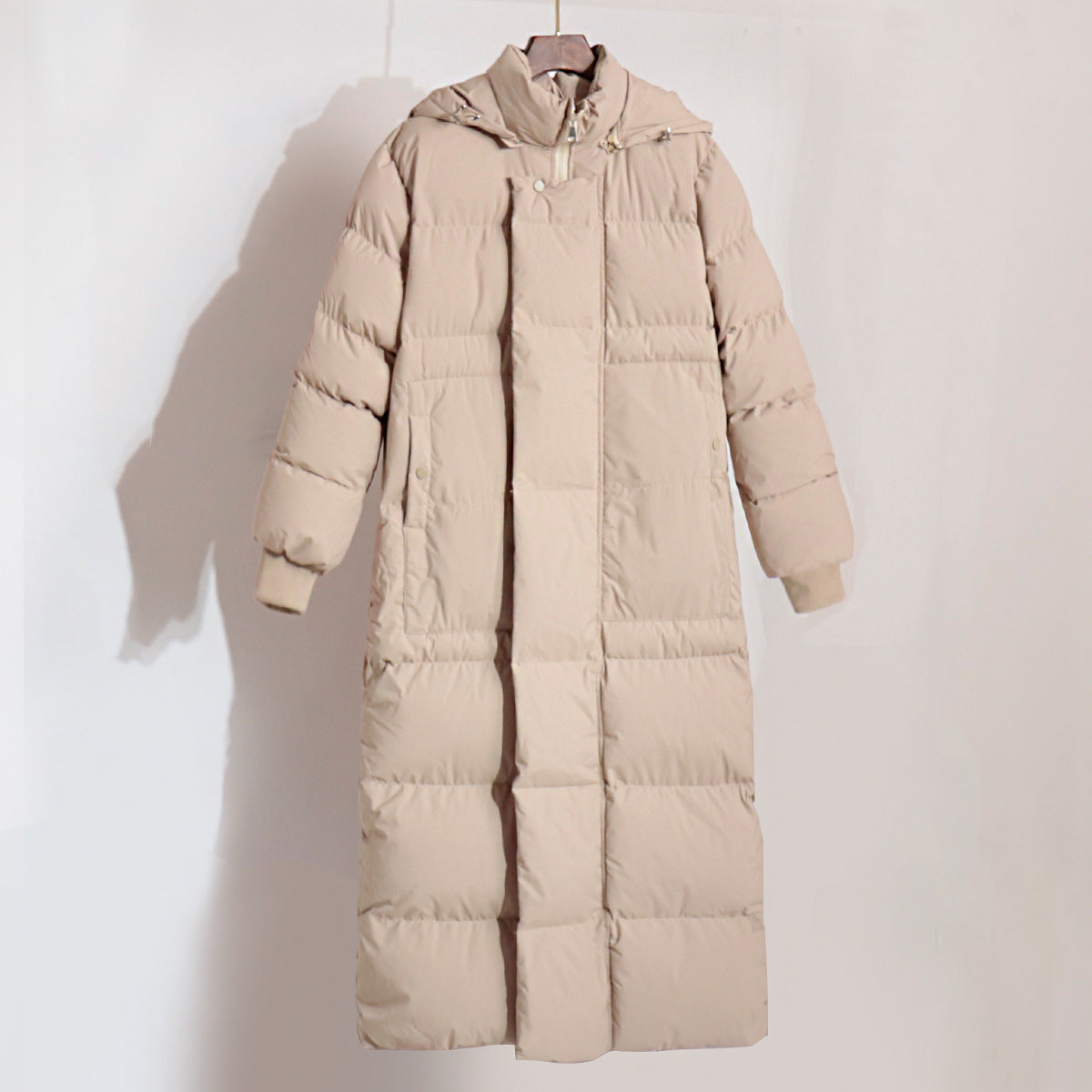 Damen Lange Steppjacke mit Kapuze und praktischem Reißverschluss ModeGeist