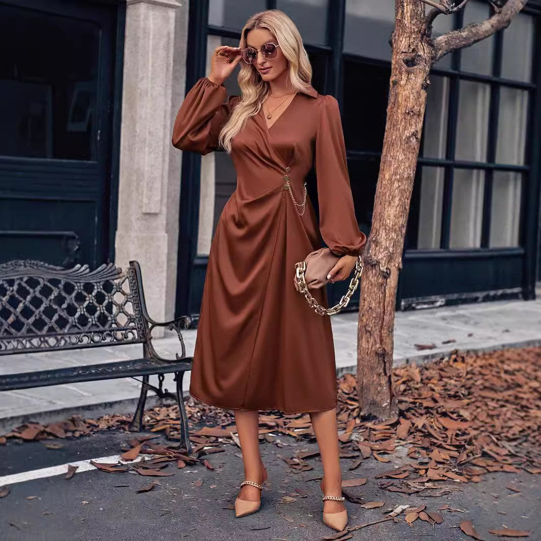 Elegantes Wickelkleid für Damen mit fließendem Stoff und auffälligen Puffärmeln von MODEGEIST