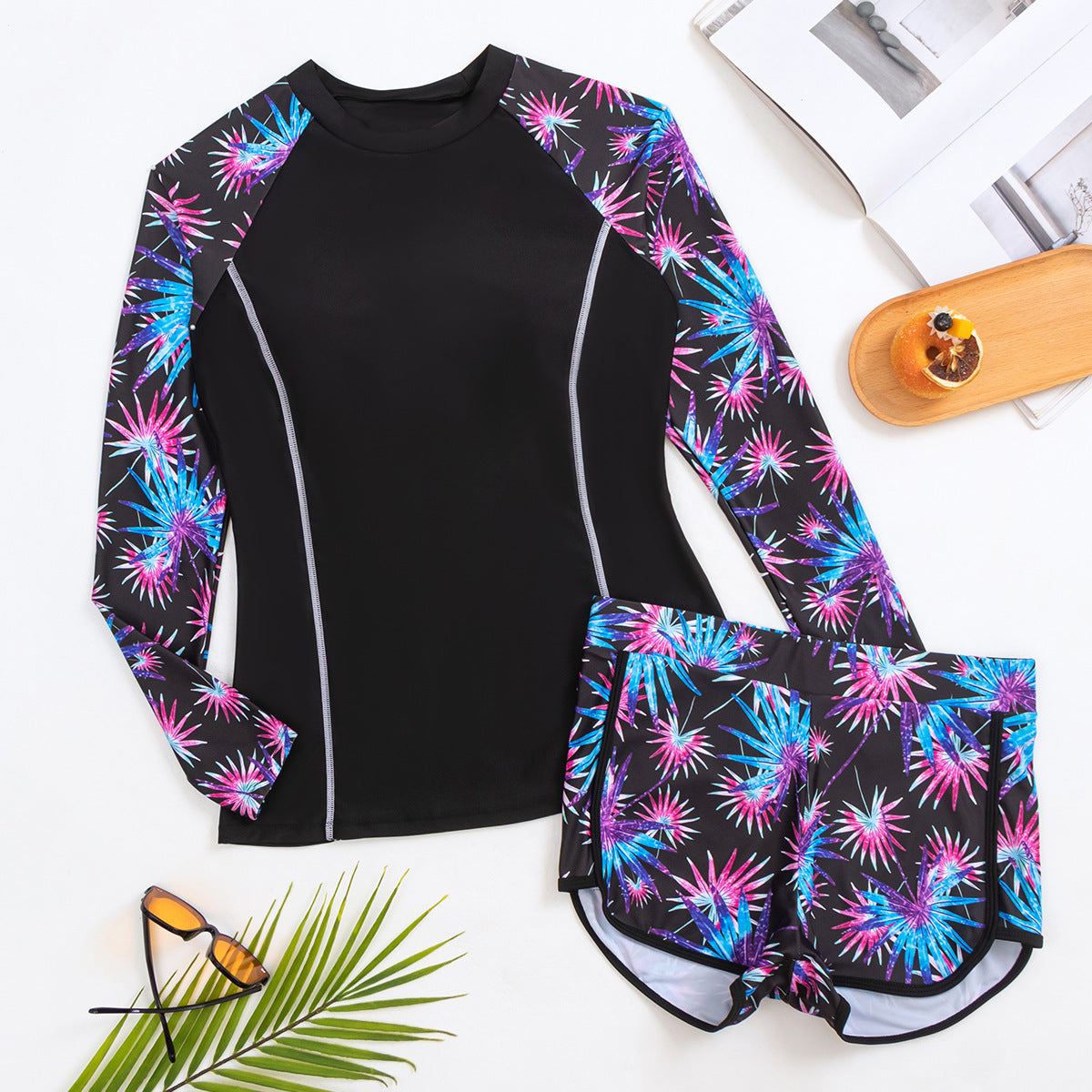 Sportlicher Badeanzug für Damen mit langem Arm, farbenfrohem Palmen-Print und integrierten Shorts von MODEGEIST