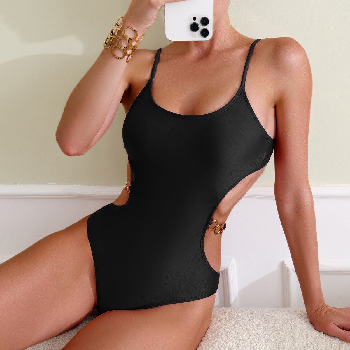 Moderner Badeanzug für Damen mit seitlichen Ausschnitten und stylischen Details